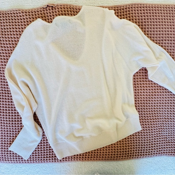 TAHARI 100% 2 Ply Cashmere V-Neck Sweater Cream L - Picture 8 of 13